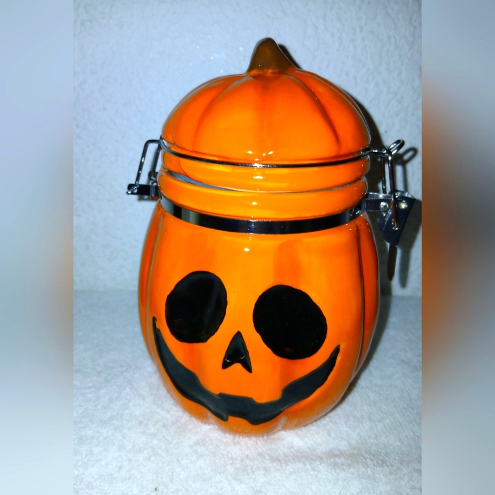 Pumpkin hinged jar